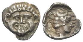 Makedonien. Neapolis.

Hemidrachme (Silber). Ca. 375 - 350 v. Chr.
Vs: Gorgoneion mit herausgestreckter Zunge en face.
Rs: Kopf der Stadtnymphe mi...