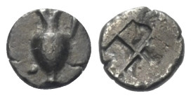 Makedonien. Terone.

 1/48 Stater oder Hemiobol (Silber). Ca. 490 - 480 v. Chr.
Vs: Oinochoe nach links stehend; in den Feldern zwei Kugeln.
Rs: V...