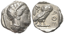 Attika. Athen.

 Tetradrachme (Silber). Ca. 454 - 404 v. Chr.
Vs: Kopf der Athena mit ölzweiggeschmücktem attischem Helm, Ohranhänger und Halskette...