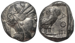 Attika. Athen.

 Tetradrachme (Silber). Ca. 454 - 404 v. Chr.
Vs: Kopf der Athena mit ölzweiggeschmücktem attischem Helm, Ohranhänger und Halskette...