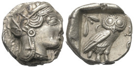 Attika. Athen.

 Tetradrachme (Silber). Ca. 454 - 404 v. Chr.
Vs: Kopf der Athena mit ölzweiggeschmücktem attischem Helm, Ohranhänger und Halskette...