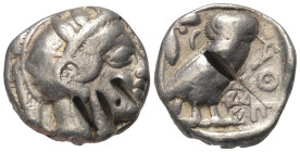 Attika. Athen.

 Tetradrachme (Silber). Ca. 454 - 404 v. Chr.
Vs: Kopf der Athena mit ölzweiggeschmücktem attischem Helm, Ohranhänger und Halskette...