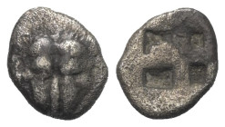 Kleinasien. Ungesicherte Münzstätten.

 Obol (Silber). Ca. 5. Jhdt. v. Chr.
Vs: Löwenkopf en face.
Rs: Viergeteiltes Quadratum incusum.

9 mm. 0...