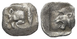 Mysien. Kyzikos.

 Obol (Silber). Ca. 525 - 475 v. Chr.
Vs: Vorderteil eines Ebers links, dahinter Thunfisch nach oben.
Rs: Löwenkopf links in ver...