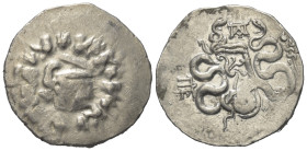Mysien. Pergamon.

 Cistophor (Silber). Ca. 123 - 104 v. Chr.
Vs: Cista mystica mit halb geöffnetem Deckel, aus der sich eine Schlange herauswindet...