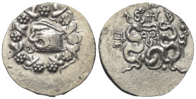 Mysien. Pergamon.

 Cistophor (Silber). Ca. 104 - 98 v. Chr.
Vs: Cista mystica mit halb geöffnetem Deckel, aus der sich eine Schlange herauswindet;...