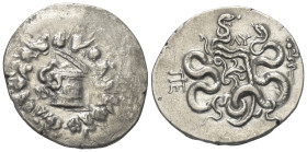 Mysien. Pergamon.

 Cistophor (Silber). Ca. 98 - 95 v. Chr.
Vs: Cista mystica mit halb geöffnetem Deckel, aus der sich eine Schlange herauswindet; ...