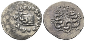 Mysien. Pergamon.

 Cistophor (Silber). Ca. 92 - 88 v. Chr.
Vs: Cista mystica mit halb geöffnetem Deckel, aus der sich eine Schlange herauswindet; ...