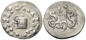 Ionien. Ephesos.

 Cistophor (Silber). Ca. 133 - 67 v. Chr.
Vs: Cista mystica mit halbgeöffnetem Deckel, aus der sich nach links eine Schlange wind...