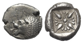 Ionien. Milet.

 Diobol (Silber). Ca. 520 - 470 v. Chr.
Vs: Löwenprotome mit zurückgewandtem Kopf und aufgerissenem Maul nach rechts.
Rs: Florales...