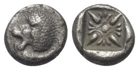 Ionien. Milet.

 Diobol (Silber). Ca. 520 - 470 v. Chr.
Vs: Löwenprotome mit zurückgewandtem Kopf und aufgerissenem Maul nach rechts.
Rs: Florales...