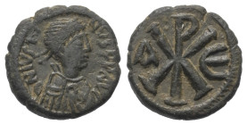 Iustinus I. (518 - 527 n. Chr.).

 Pentanummium (Bronze). Constantinopolis.
Vs: D N IVSTINVS P P AVI. Drapierte Büste mit Diadem rechts.
Rs: Chris...