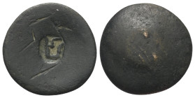 Münzgewichte.

 Solidusgewicht (Bronze). 4. - 5. Jhdt. n. Chr.
Vs: Plan, Graffito, runder Gegenstempel mit arabischer Inschrifft ('zk').
Rs: Plan....