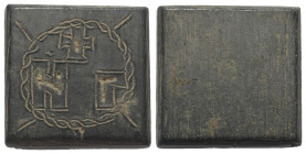 Münzgewichte.

 Bronzegewicht von 3 Nomismata. 5. - 6. Jhdt. n. Chr.
Vs: N Gamma, darüber Kreuz; das Ganze in Kranz.
Rs: Plan.

19 x 19 mm. 14,0...