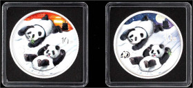 China
Volksrepublik, seit 1949
Panda-Satz Night & Day 2022. 2 X 10 Yuan. Je 30 Gramm Feinsilber mit Farbapplikation. In Holzschatulle mit Zertifikat...