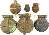 Indien
Varia
6 Messingamulette (teils versilbert) in aufsteigenden Größen von 42 bis 120 mm Höhe