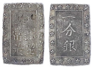 Japan
Tempo-Ära, 1830-1844
Ichi Bu Gin o.J.(1837/1854). Sakura T/r. Hane gin. Revers chines. Chopmark. gutes vorzüglich, schöne Patina. Hartill 9.80...