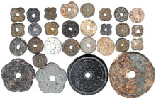 Kambodscha
Khmer-Königreich Angkor, 802-1450
Kl. Sammlung Blumenmünzen aus Blei, 29 Stück: 11 Exemplare blütenförmig, ca. 12 bis 30 mm; 18 Exemplare...