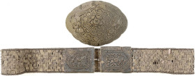 Malaysia
Sarawak
Silbergürtel um 1900 mit Blumen-/Vogel-Ornamentik. 3 Exportpunzen aus Shanghai, Koppelschloss versilbertes Messingblech. Gürtelbrei...