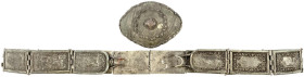 Malaysia
Sarawak
Versilberter Messinggürtel um 1900 aus 14 durch Scharniere verbundenen Elementen, breites Koppelschloss. Gürtelbreite 3,6 cm, Gesam...