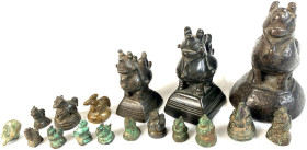 Myanmar (Burma)
Opiumgewichte
Sammlung von 17 Bronze-Tiergewichten vor 1885. 3,68 bis 314,50 g. Teils selten. Besichtigen. sehr schön