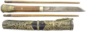 Tibet
Reisebesteck des 19. Jh. mit Messer und 2 Stäbchen im Messing-/Lederbehältnis. 28,5 cm