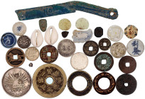 Lots Asien allgemein
30 Stück: Kauris, Porzellan-Spielhöllengeld, chines. Ghostface-Money, Pot Duang. Münzen und Amulette (u.a. 10 Cents 1914, 10 Cen...