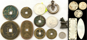 Lots Asien allgemein
17 Stück: China Bronzegussamulett, Hong Wu 5 Cash, Xi Ning 2 Cash, 3 versch. 10 Cash der Qing-Zeit, Kwang-Tung 10 Cents, 3 Porze...