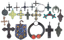 Lots
Kl. Sammlung von 21 Artefakten der Penkovka-Kultur, der Kiew-Kultur und später bis ca. 1700. 15 Kreuze aus Bronze, ein Siegelring aus Silber, 5 ...
