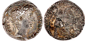 Syrien
Antiochia
Augustus 27 v. Chr. bis 14 n. Chr
Tetradrachme Actium-Ära Jahr 28, Konsularjahr 12 = 4/3 v. Chr. Belorb. Kopf r./Tyche sitzt r., z...