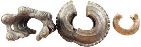 Afrika
3 große, schwere Bronzemanillen: 1. Durchmesser 16,5 cm, 2422 g, stark eingerissen; 2. Durchmesser 102 mm, 766 g, feine Ziergravuren, Westafri...