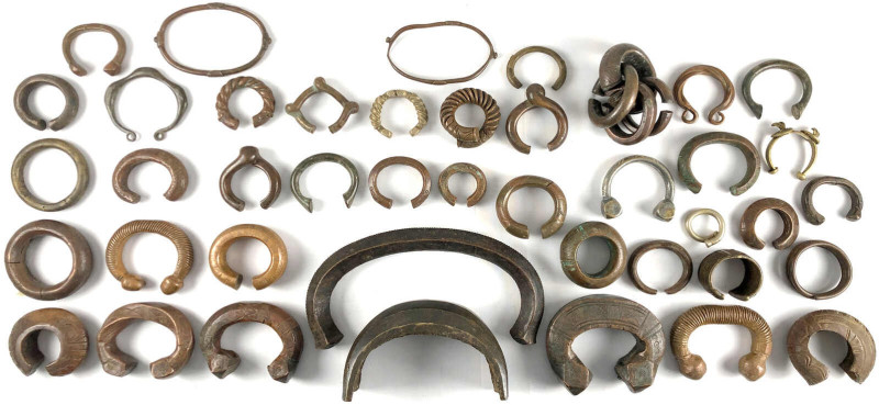 Afrika
43 Manillen aus Kupfer/Bronze/Messing, meist Westafrika, diverse Ethnien...