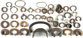 Afrika
43 Manillen aus Kupfer/Bronze/Messing, meist Westafrika, diverse Ethnien. Teils sehr schwere, massive, teils reich verzierte Exemplare und sel...