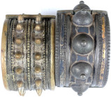 Afrika
Äthiopien: 2 breite Armreifen, 1 X Silber (nach RFA ca. 500/1000), 6 X 3,8 cm, 98,21 g; 1 X Messing 6,2 X 4 cm