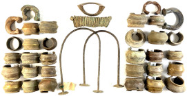 Afrika
Ca. 36 Manillen aus Kupfer/Bronze/Messing, meist Westafrika, diverse Ethnien. Teils sehr schwere, massive, teils reich verzierte Exemplare und...