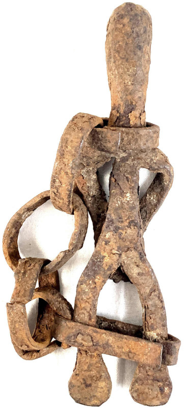 Afrika
Eiserne Schmiedefigur eines Sklaven in Ketten. Höhe 176 mm. rostig