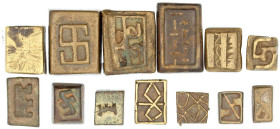Afrika
Ghana/Ashanti: 13 quaderförmige Messing-Akan-Goldstaubgewichte, diverse Darstellungen. Meist 20. Jh. meist sehr schön