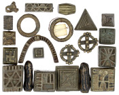 Afrika
Ghana/Ashanti: 22 quaderförmige, runde und andersartige Messing-Akan-Goldstaubgewichte, teils mit Swastika. meist sehr schön