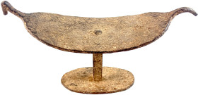 Afrika
Ghana: Bronzefigur aus dem Volta-Becken in stark abstrakter Vogelform. Länge 21 cm, Höhe 12,5 cm