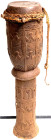 Afrika
Kamerun: große Standtrommel des Stammes der Bamileke. Holz/Tierhaut, Krokodilverzierungen. Höhe 111 cm. Fell einige Löcher, KEIN VERSAND/NO SH...