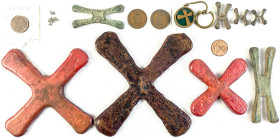Afrika
Kongo, 17 Stück: 9 "Handas" (Vorläufer des Katangakreuzes um 1700) von Miniaturen bis 10 cm, 3 Katangakreuze (davon zwei gerötet für die Union...
