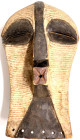 Afrika
Kongo/Sambia: "Kifwebe", Maske vom Stamm der Songye. Holz und Kaolin. Höhe 45 cm. Vgl. Brooklyn Museum, Inv.-Nr. 169088. Vgl. "Die Kunst in Sc...