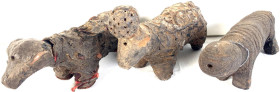 Afrika
Kongo: 3 Tonfiguren in abstrakten Formen von Kuh-Darstellungen. Längen 25, 20 und 21 cm