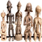 Afrika
Konvolut von 5 versch. weiblichen Fruchtbarkeitsfiguren aus Holz, u.a. vom Stamm der Dogon in Mali. Höhe 57 bis 72 cm