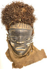Afrika
Tansania/Mosambik: Helmmaske, sogen. "Tipiko" vom Stamm der Makonde. Holz/Leinen/Bast, Höhe 57 cm