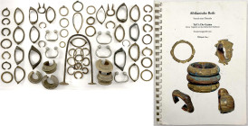 Zusammenstellungen/Lots
Kiste mit Bronze-Manillen versch. Ethnien Westafrikas, Fußreife für Frauen, Aluminium-Güsse, etc. Mit Bestimmungsbuch: GLAR, ...