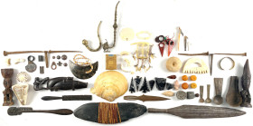 Zusammenstellungen/Lots
Interessante Sammlung von Artefakten aus meist Afrika und Ozeanien. Blankwaffen u.a. der Massai, geschnitzte Holzfiguren, Pfe...