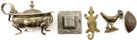 Zusammenstellungen/Lots
5 Teile: hölzerner Abbia-Spielstein aus Kamerun, 2 Goldstaubgewichte der Akan in Ghana (Krokodil und Vogel), kl. arabische We...