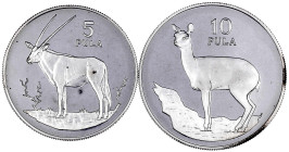 Botswana
Republik, ab 1966
2 Silbermünzen: 5 und 10 Pula 1978. Südafrikanischer Spießbock und Klippspringer. Polierte Platte. Schön 12,13. Yeoman 11...