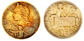 Frankreich
Dritte Republik, 1870-1940
Vergoldete Silbermedaille o.J. von F.R. Graviert "OFFERT PAR M. RUDELLE CONSEILLER GÉNERAL. 51 mm; 56,90 g. vo...